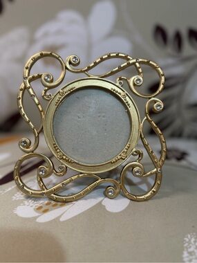 Gold Ornate Round Photo Frame - Elegant Home Accent